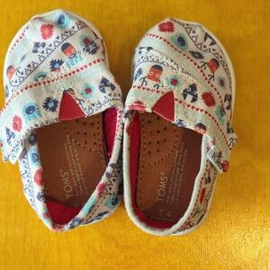 TOMS Kids Shoes with Fun Pattern - Red and Blue